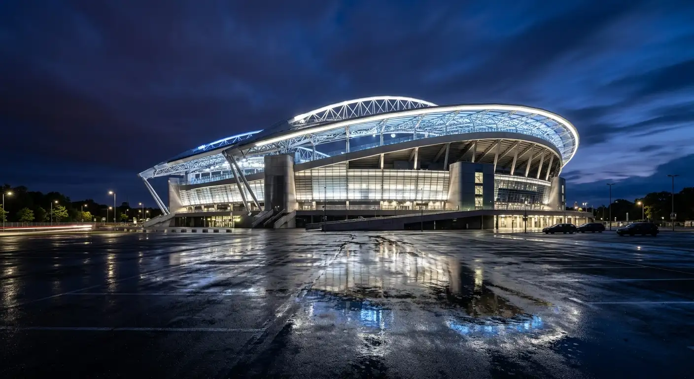 En stor VM-arena sett utenfra ved kveldstid med flomlys
